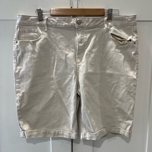 Old Navy Bermuda shorts women Size 18
San Francisco